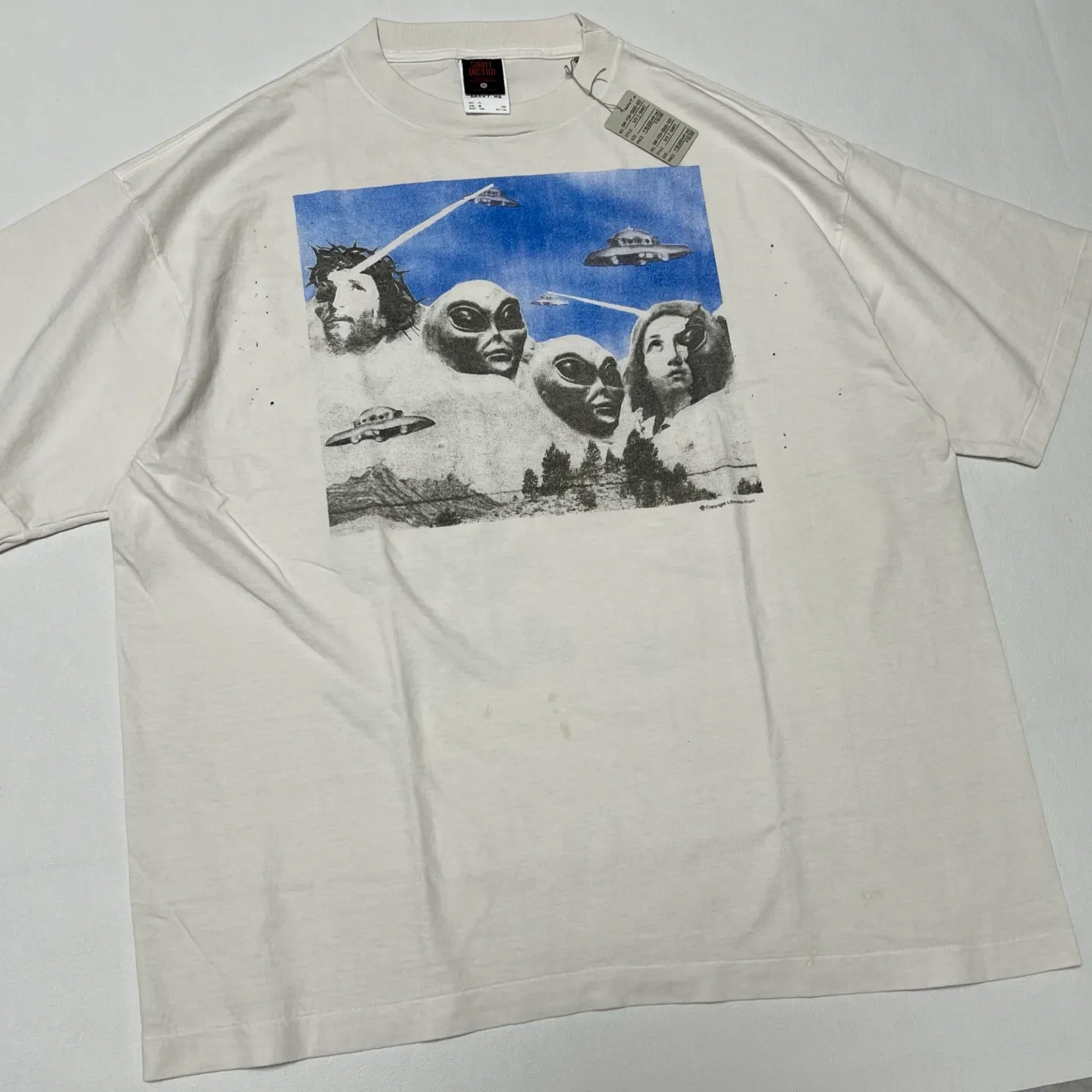 SAINT Mxxxxxx × Sean Wotherspoon SW_SS TEE/KIKI/WHT Alien Crisis/Alien President Mountain TEE Off-White S-XL Super Handsome Co-branded Alien Print Design Correct Version Customized SW Co-branded Accessories Cylindrical Seamless High Weight Fabric Enzyme Heavy Wash Water Distress Handmade Garment Graffiti Splashing Ink